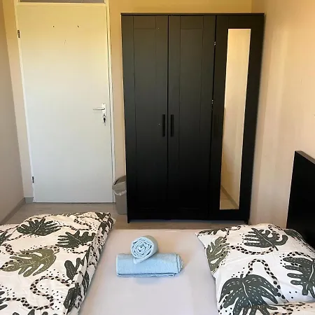Quarto em Acomodações Particulares Private Bedroom In - 1 Min Walk Metro & Free Parking Amesterdão