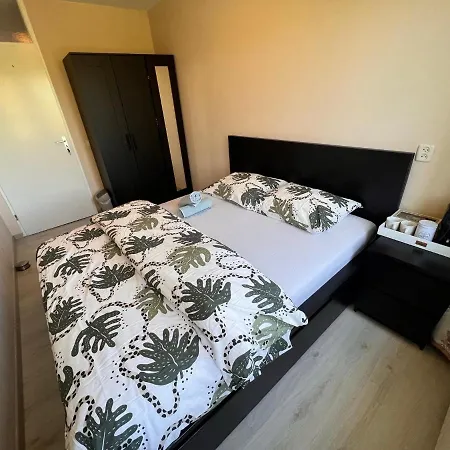 Quarto em Acomodações Particulares Private Bedroom In - 1 Min Walk Metro & Free Parking *