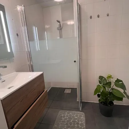 Private Bedroom In - 1 Min Walk Metro & Free Parking Quarto em Acomodações Particulares *